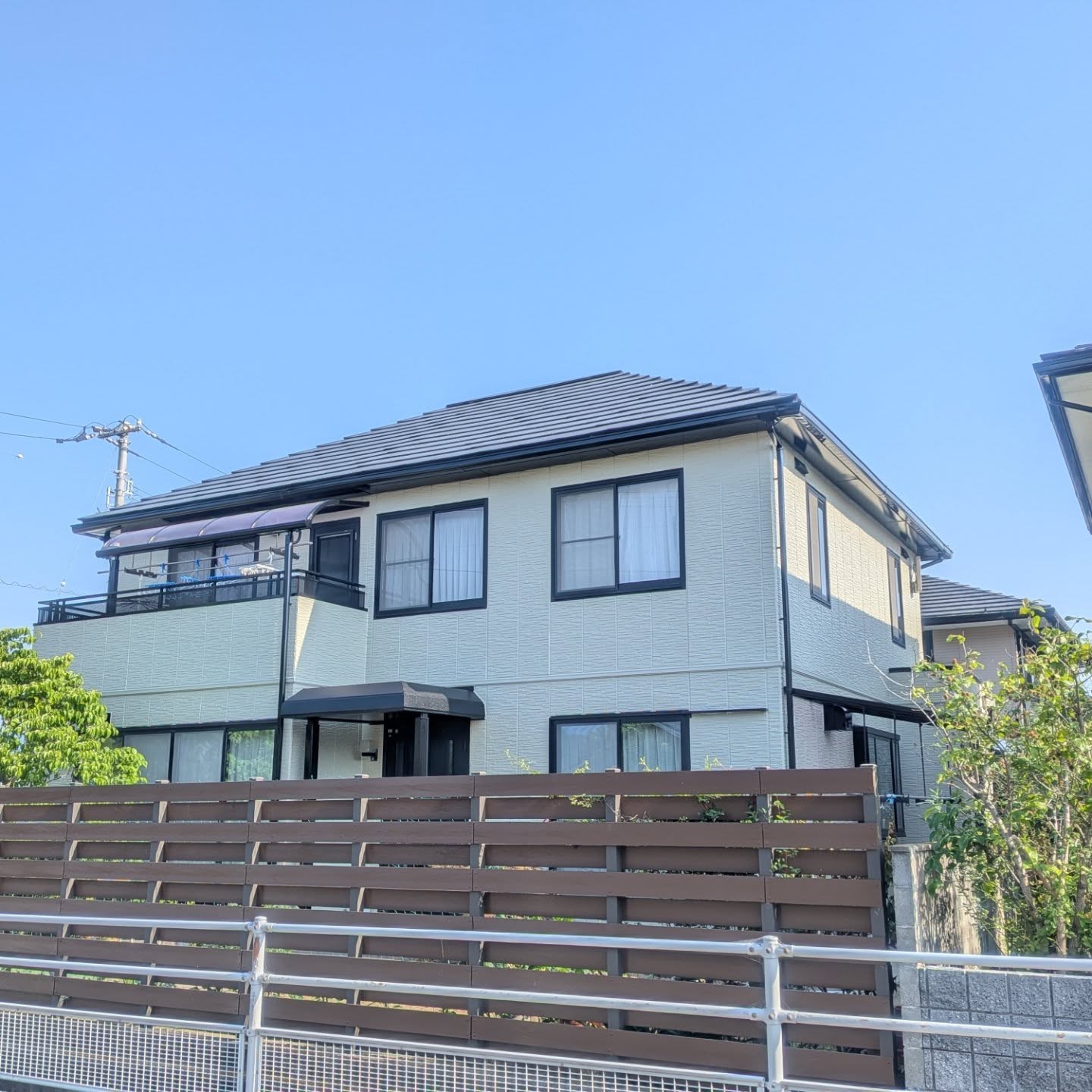 ​「外壁塗装の色選び、迷いますよね！」 ​外壁の色を決める時、小さなカラーサンプルを見ながら悩む時間は楽しいものですが、実は一番の難関でもあります