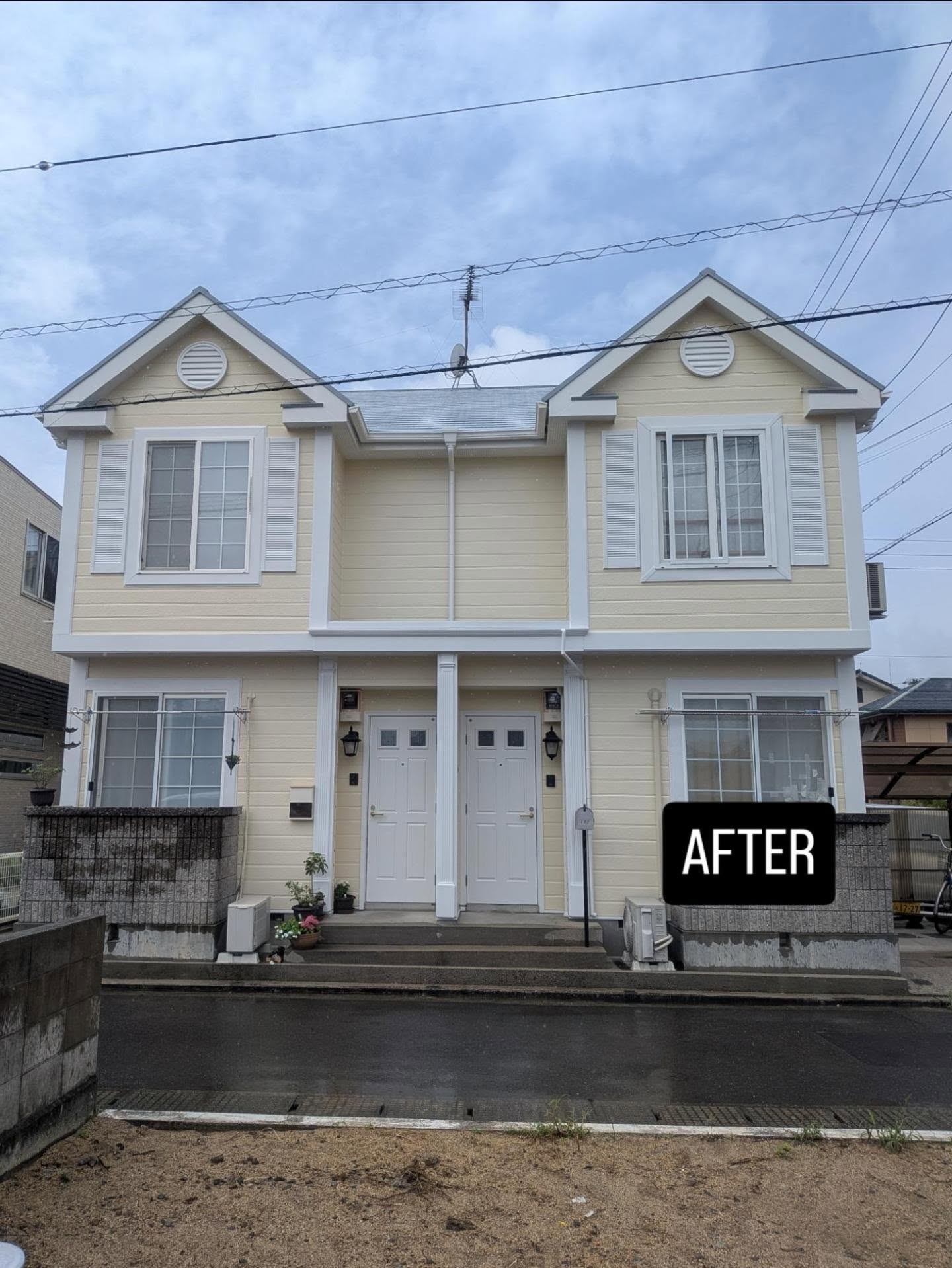 🏠 塗装工事完了✨ 前回は全体を同じ色で仕上げていましたが、今回は白いサッシを活かして2色を使い分け